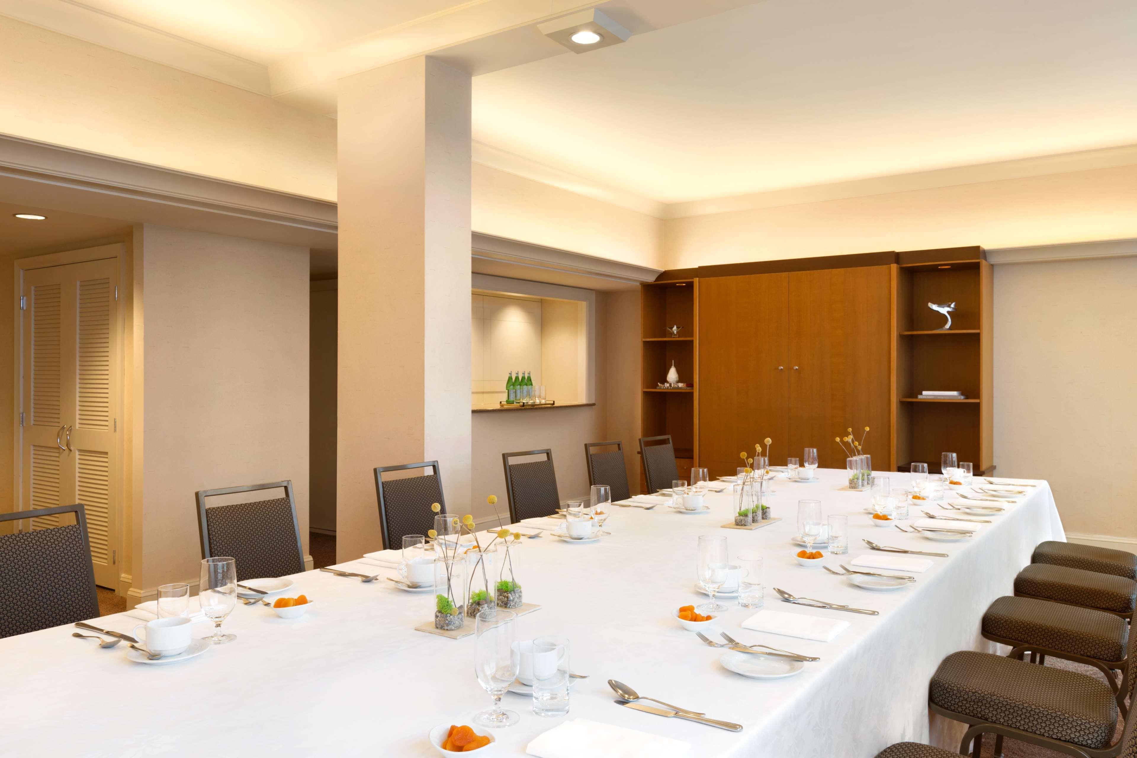 Fairmont Vancouver Airport In-Terminal Hotel Richmond Exterior foto A boardroom at the hotel