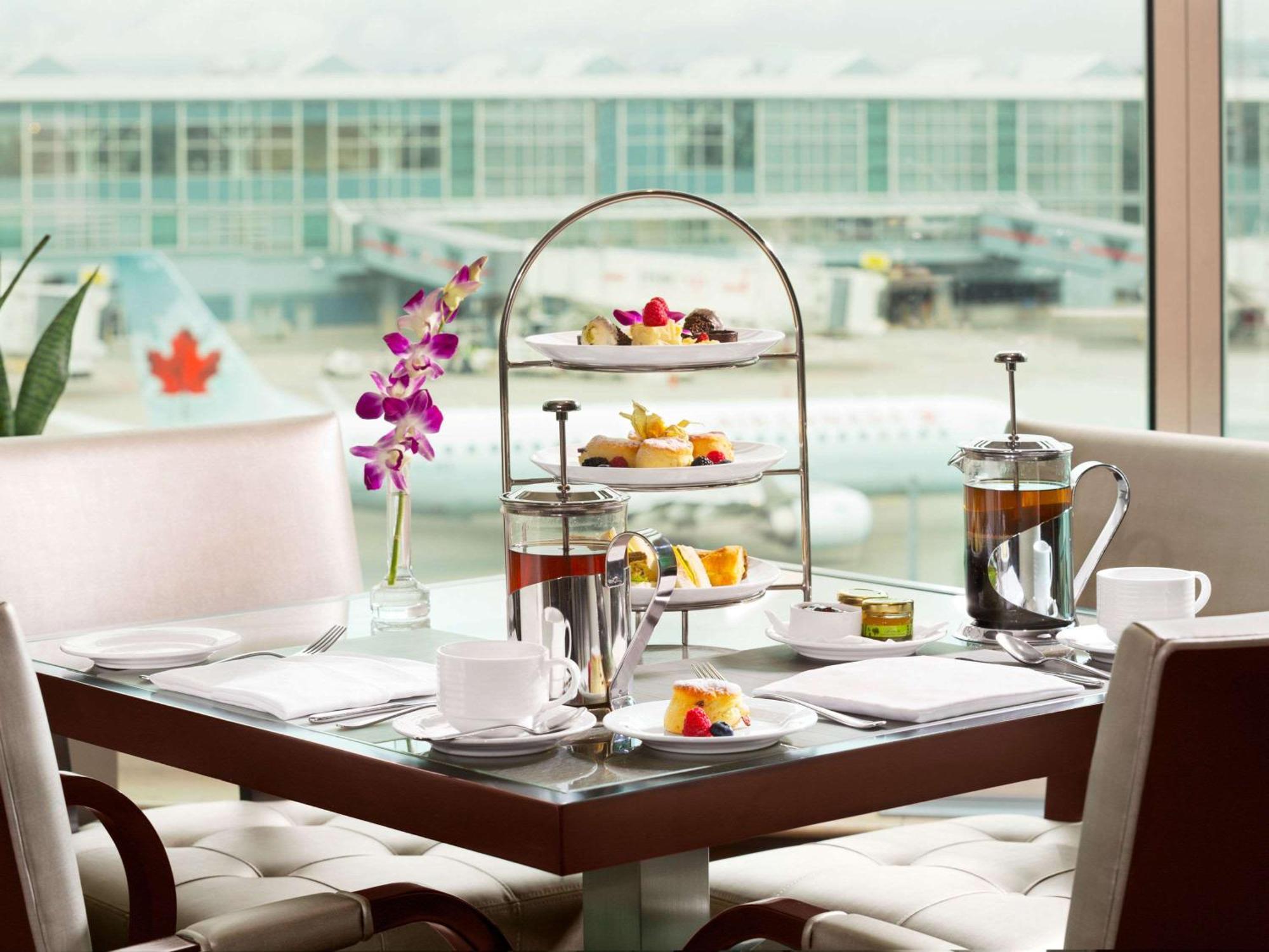 Fairmont Vancouver Airport In-Terminal Hotel Richmond Exterior foto Afternoon tea at the airport