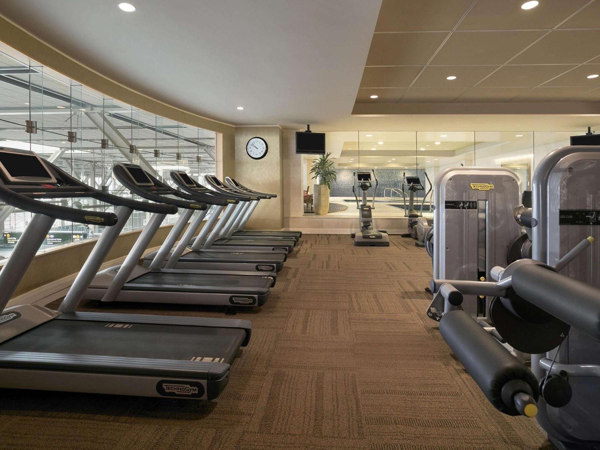 Fairmont Vancouver Airport In-Terminal Hotel Richmond Exterior foto The gym at the Westin