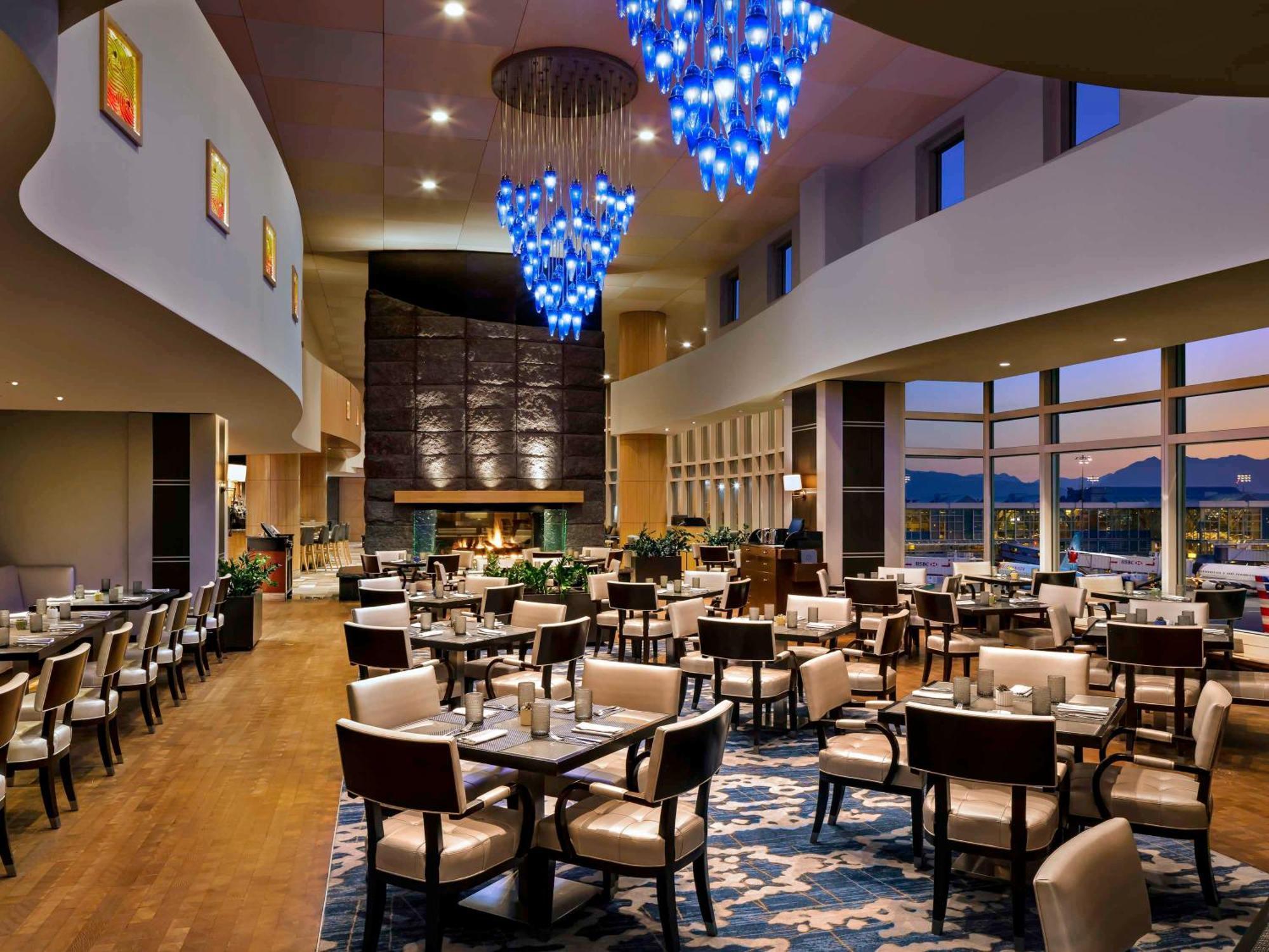 Fairmont Vancouver Airport In-Terminal Hotel Richmond Exterior foto The restaurant at the top of the hotel