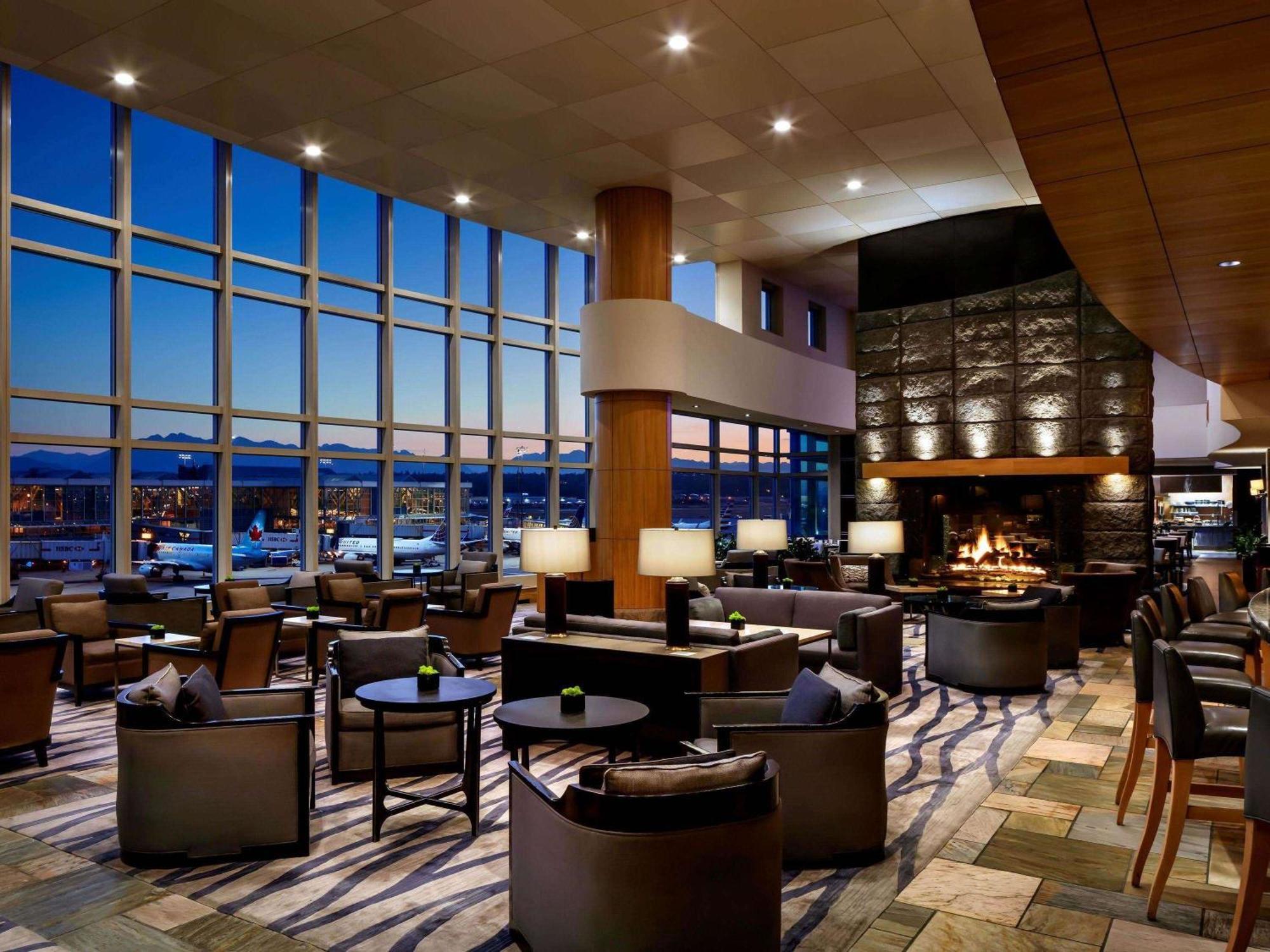 Fairmont Vancouver Airport In-Terminal Hotel Richmond Exterior foto The lounge at the airport