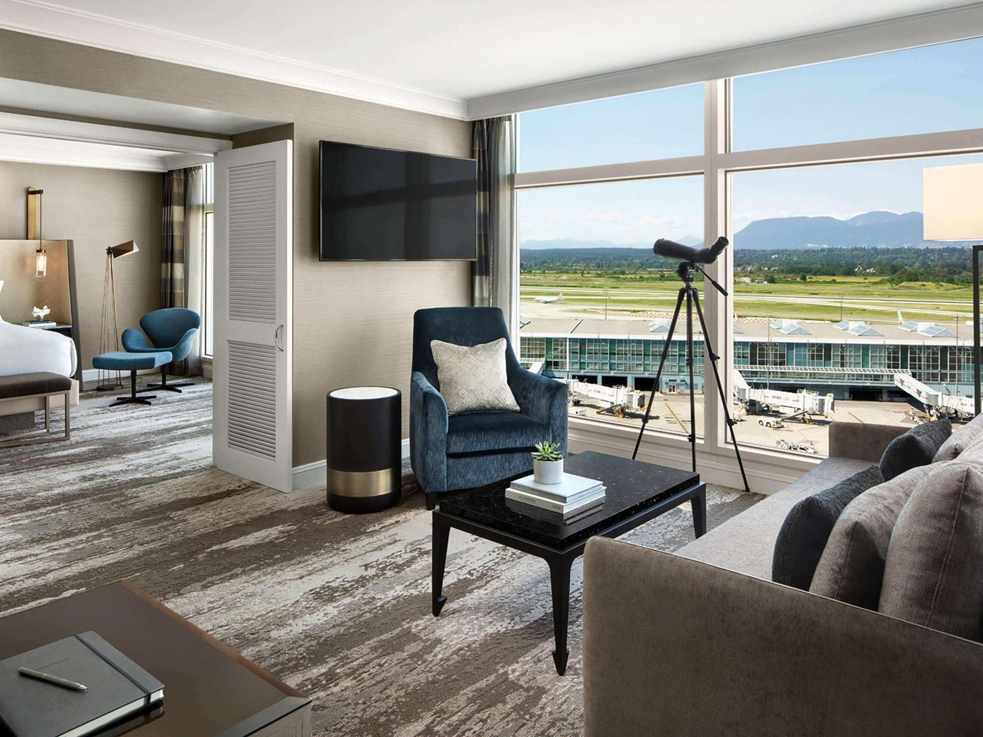 Fairmont Vancouver Airport In-Terminal Hotel Richmond Exterior foto A suite at the hotel