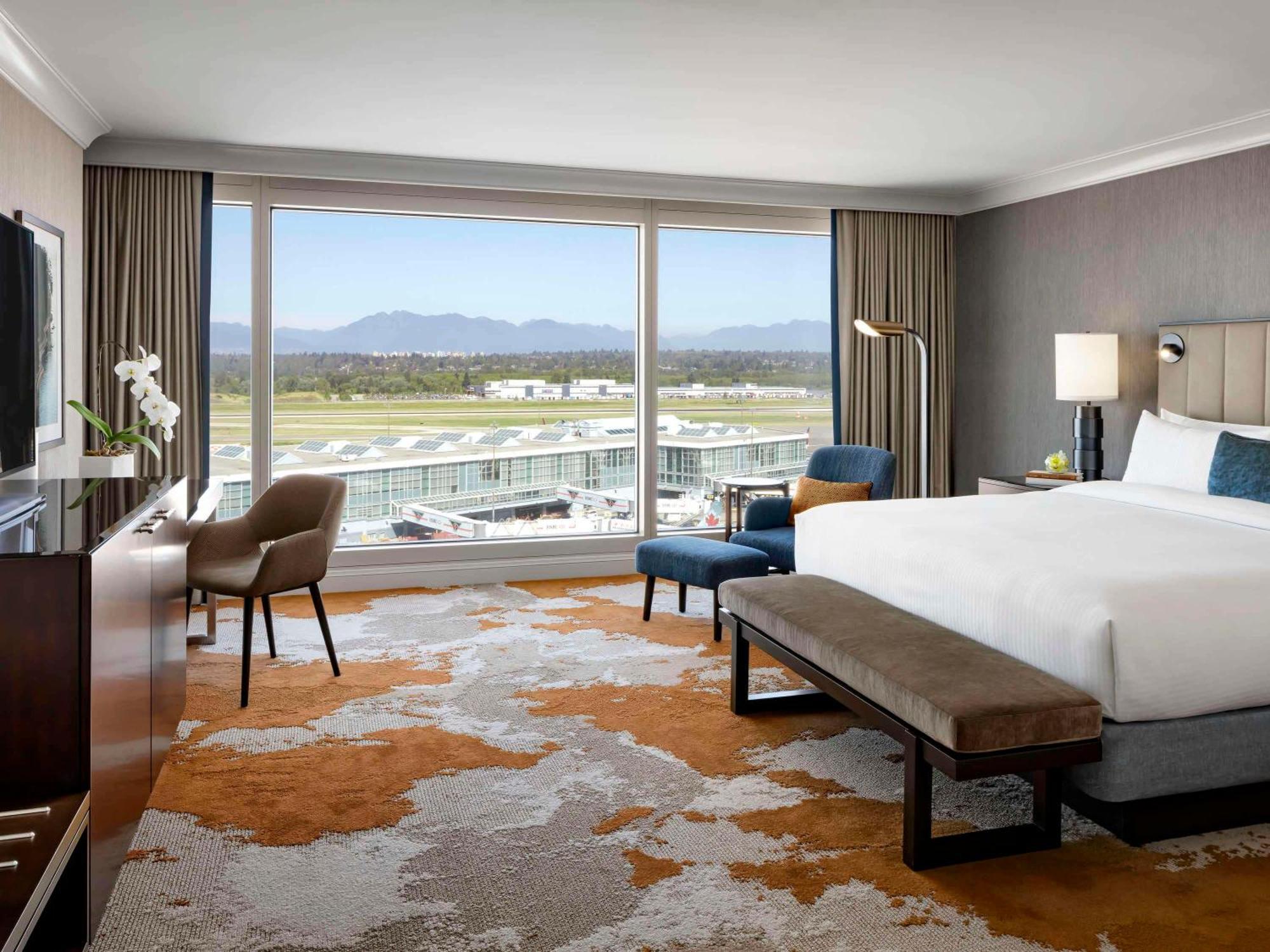 Fairmont Vancouver Airport In-Terminal Hotel Richmond Exterior foto A guest room at the Hyatt Regency Newport Beach