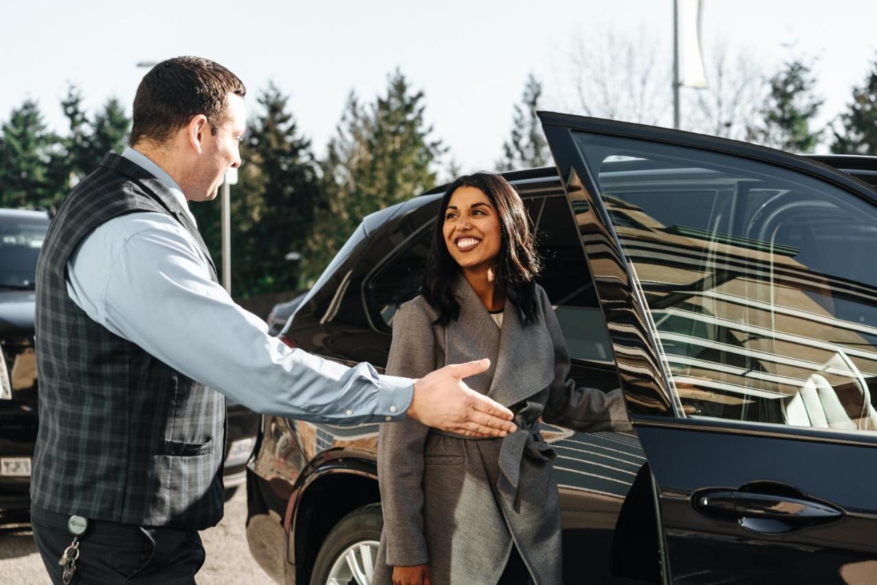 Fairmont Vancouver Airport In-Terminal Hotel Richmond Exterior foto A chauffeur opening a car door for a passenger