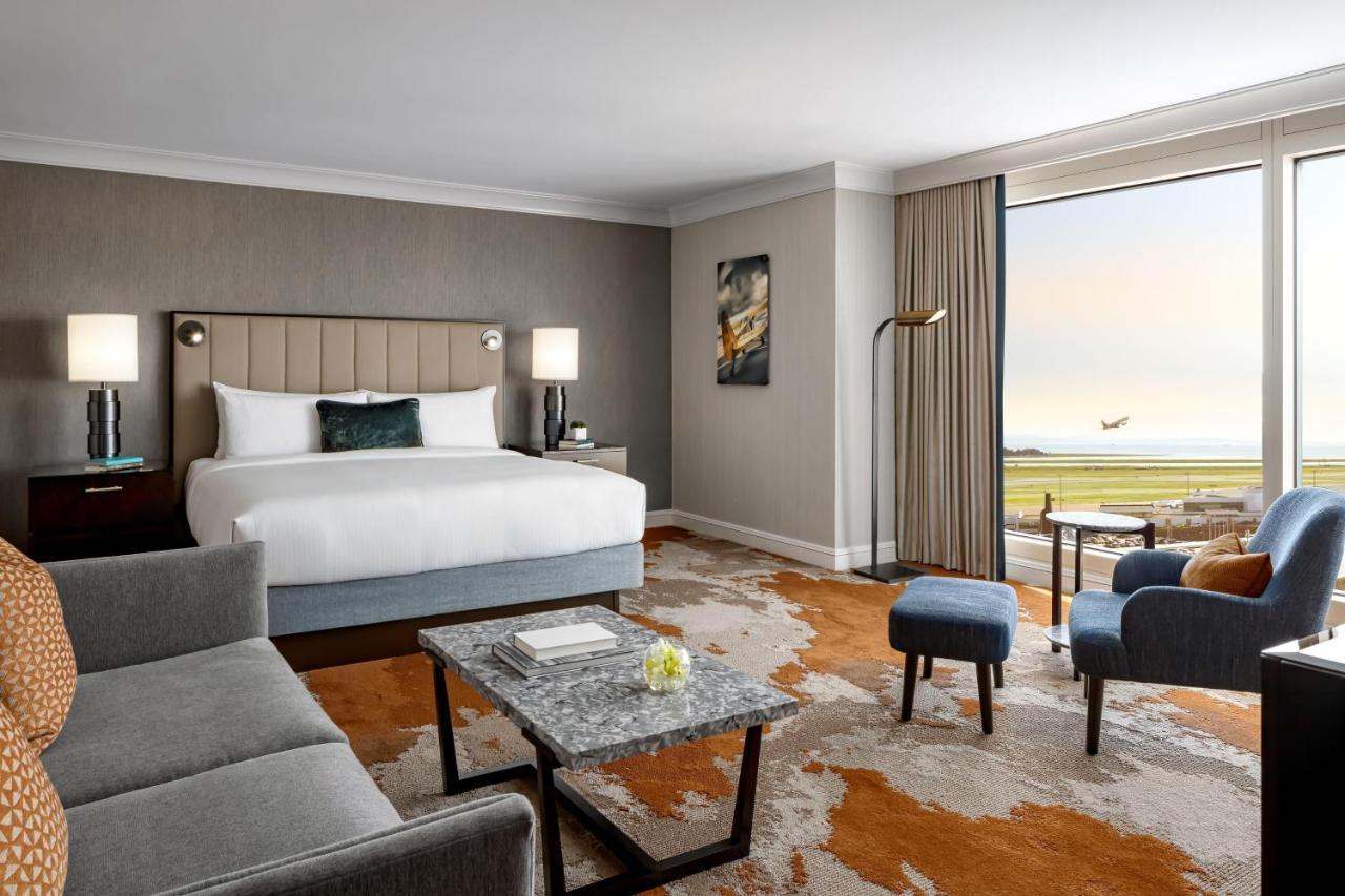 Fairmont Vancouver Airport In-Terminal Hotel Richmond Exterior foto A guest room at the Four Seasons Hotel